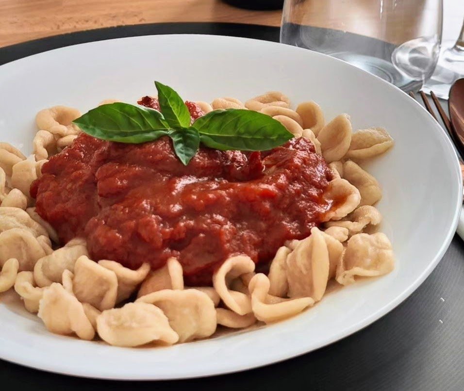 Orecchiette al sugo di pomodoro fresco e basilico - Ricette Facili e Veloci